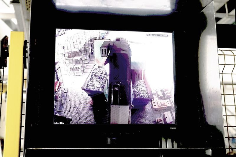 Alles im Blick: Der Maschinenbediener bekommt über Kameras sowohl aus dem Pressenkeller als vom Verteiler am Schwanenhals live Zustandsbilder. So hat er, ohne seinen Arbeitsplatz verlassen zu müssen, einen schnellen und sicheren Blick auf kritische Bereiche. (Bild: Pergler Media)