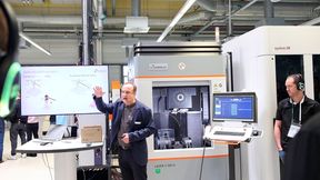 An zahlreichen Maschinen - hier an einer Laser S 500 U, einer Lasermikrobearbeitungsmaschine  - konnten die Teilnehmer des Technikforums bei United Machining in der praktischen Anwendung neues Wissen für ihren Fertigungsalltag tanken.   (Bild: Maschinenmarkt/rw)