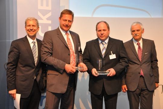 Dauersieger Subaru verteidigt auch unter dem neuen Geschäftsführer Volker Dannath (2. v. li.) Platz eins in der Zufriedenheit bei den kleinen Importeuren. (Archiv: Vogel Business Media)