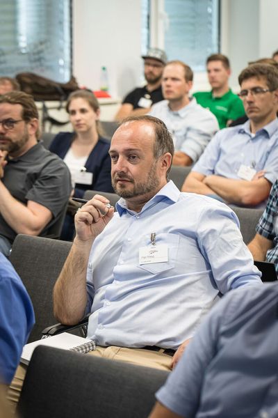 Anwenderkongress Steckverbinder 2023: Tag 1 mit Basisseminaren, Podiumsdiskussion und Posterslam. (Bild: Stefan Bausewein)