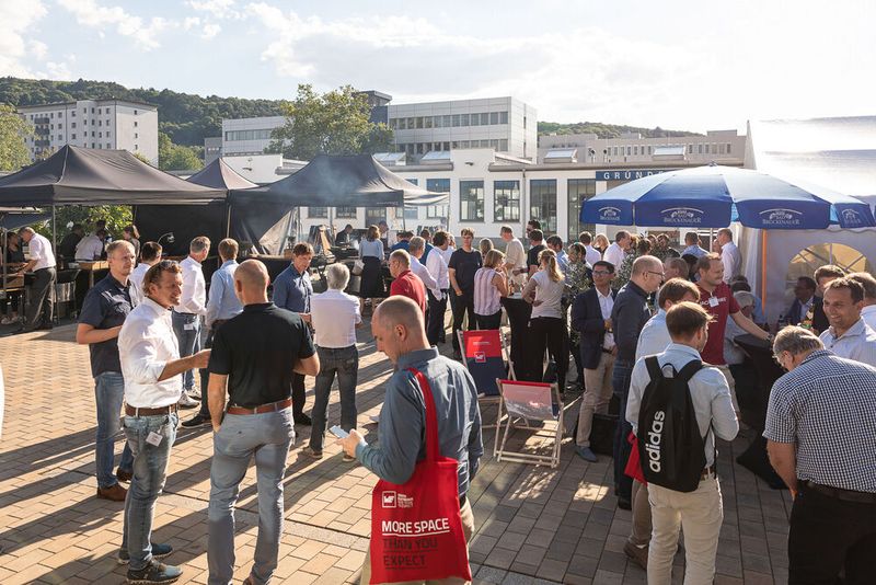 Steckverbinderkongress 2022: Das Get together am 4. Juli 2022 und die Abendveranstaltung am 5. Juli 2022 auf dem Vogel-Campus boten viele Gelegenheiten sich in entspannter Atmosphäre auszutauschen und zu netzwerken. Schon so manches Projekt nahm hier seinen Anfang. (Bild: Elektronikpraxis)
