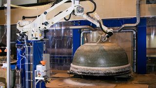 Der Roboter Kawasaki ZT130L hat einen Arbeitsbereich von 3530 mm. Als Konsolenroboter konzipiert, erreicht er auf einem Sockel eine enorme Rechweite für vier Einzelstationen.  Bilder: Kawasaki (Archiv: Vogel Business Media)