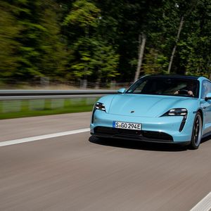 Im Vergleich zu anderen Sportwagenherstellern ist Porsche im E-Business dank des Taycan ein bereits alter Hase.(Bild:  Porsche)