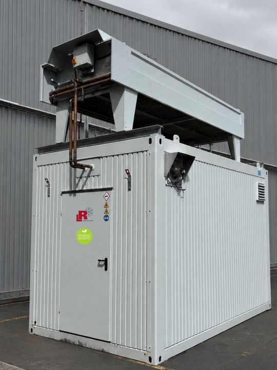„All inclusive“. Die Container-Kälteanlage wurde anschlussfertig geliefert und schnell in Betrieb genommen. Auf dem Dach sind die Kondensatoren für die Luftzufuhr montiert.(Bild:  L&R Kältetechnik)