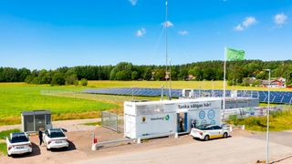 Die autonome Solar-Wasserstoff-Tankstelle im schwedischen Mariestad: ein gutes Beispiel für ein Projekt, das auch in größerem Maßstab umgesetzt werden könnte – sogar zur Erzeugung von Wasserstoff für andere Verkehrsmittel. (Bild: PRBX / Mariestad Municipality)