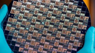 Multi-Project Fan-Out Wafer: Das individuelle Packaging für sechs Kunden auf einem Wafer.  (Fraunhofer IZM | Volker Mai)