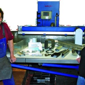Jörg und Monika Strässle, Inhaber der Firma Blechexpress AG in Reinach, Schweiz, vor ihrem Produktivitäts- und Flexibilitäts-Pusher Combicut und mit einer Auswahl an Blech- und Profilteilen. Bild: Grundler