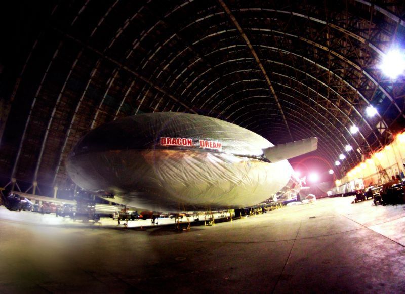 Der Prototyp des Pelican-Luftschiffs im Hangar ( Aeros Worldwide)