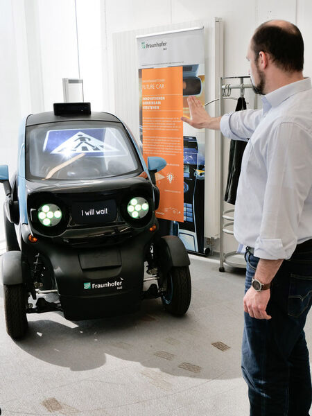 Das Mobility Innovation Lab ist eine moderne Forschungsumgebung für Prototyping und Kreativworkshops: Ein umgebautes Fahrzeug reagiert auf Fußgänger. (Fraunhofer IAO)