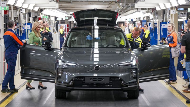 Volvo-Chef Hakan Samuelsson (r.) war beim Produktionsstart in Torslanda dabei.(Bild:  Volvo)