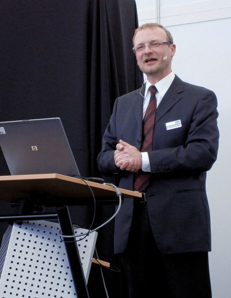 Christian Behringer, Geschäftsführer von Behringer vor der Enthüllung der neuen Anlagenbaureihe:„Die Sägen der HBE-Dynamic Baureihe heben das bisher verfügbare Potenzial auf ein neues Niveau.“ (Bild: Königsreuther)