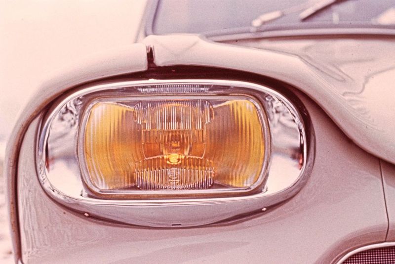 Mehr Licht dank kleiner Zusatzreflektoren: Im Vergleich zu konventionellen runden Scheinwerfern erzielte Citroën mit der eckigen Version eine um 26 Prozent höhere Lichtausbeute. (Bild: Citroën )