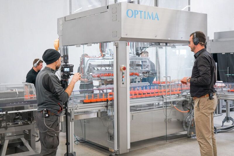 Projektleiter Jochen Weller von Optima Consumer (rechts im Bild) kommuniziert mit dem Kunden und erläutert die Vorgänge im Inneren der Maschine. (Optima)
