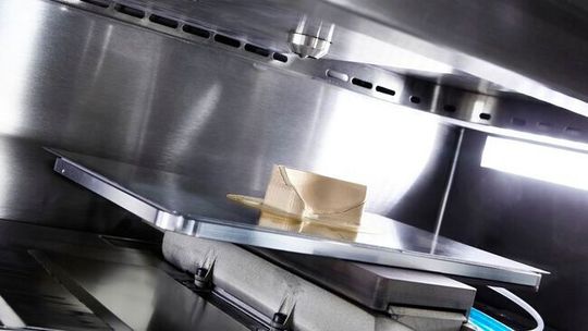 Ein Freeformer 300-3X verarbeitet den medizinisch zugelassenen Hochtemperatur-Werkstoff PEEK. Aus dem Original-Kunststoff „Vestakeep i2 G“ von Evonik entstehen exemplarisch individualisierte Schädel-Implantate samt Stützmaterial.(Bild:  Arburg GmbH und Co. KG)