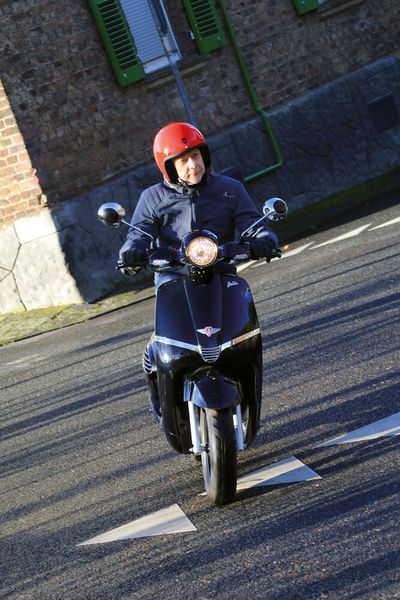 Auf den ersten Blick entspricht der Stromer weitgehend dem Schönheitsideal klassischer Roller. (Bild: RKM)