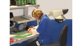 Montagearbeitsplatz in der Fertigung bei Elkom Elektronik in Kassel (Archiv: Vogel Business Media)