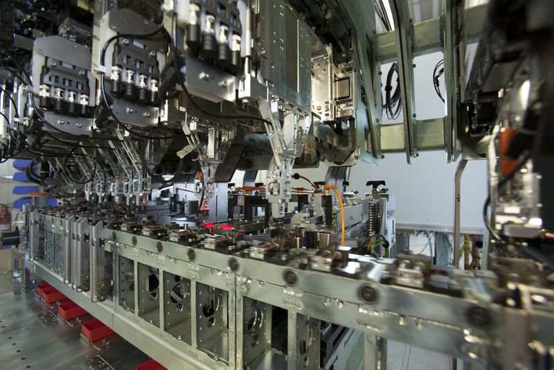 Durch Servotechnik erreicht das Stiwa-Montagesystem Zykluszeiten von weniger als 0,6 Sekunden. (Bild: Jann Holzapfel)