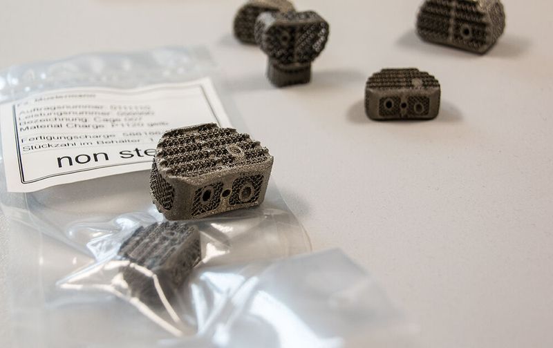 Zu den unterschiedlichen Themen, wie z.B. hier medizinische Rückenwirbelimplantate, der FIT AG wurden den ganzen Tag über durchgehend Führungen organisiert... (Bild: konstruktionspraxis/Richter)