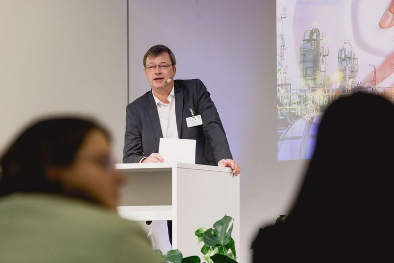 Zum Auftakt des Pumpen-Forums begrüßte der Chefredakteur von PROCESS die Teilnehmer und stimmte auf die spannenden Fachvorträge ein.  (Bild: Stefan Bausewein)