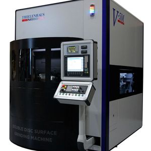 Wie bei keiner anderen Doppelseiten-Planschleifmaschine sind laut Thielenhaus der Schleifraum und Abrichter dieser Thielenhaus-Nissei-Maschine außergewöhnlich gut zugänglich. Das vereinfache den Werkzeugwechsel und reduziere die Stillstandzeiten erheblich.