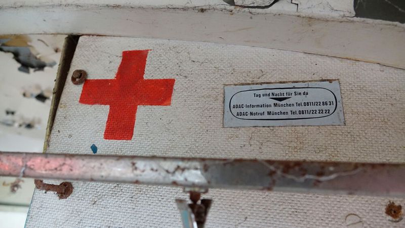 Alles 100% original 50er/60er-Jahre, auch der Aufkleber eines bekannten deutschen Automobilclubs. Witzig: die alte Vorwahl für München. Diese funktionierte jedoch nur bis zum 5.10.1973. (Bild: Dominsky – VCG)