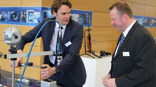 Frank Nientiedt von Böllhoff und Peter Mai von Nord-Lock legen in der "Welt der Verbindungen" selbst Hand an. In der Ausstellung konnten die Seminarteilnehmer ganz unterschiedliche Einsatzgebiete der Verbindungstechnik ansehen und anfassen. (Bild: Ernhofer/PROCESS)