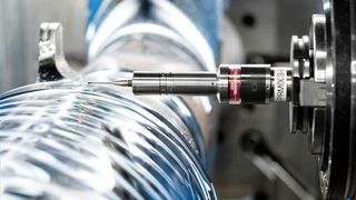 Hier sieht man das Rauheitsmesssystem TC63-RG von Blum beim Landesystemhersteller Safran in Aktion. Es erfasst schnell die Oberflächenqualität von Flugzeugfahrwerks-Komponenten schnell und präzise, heißt es. (Blum-Novotest)