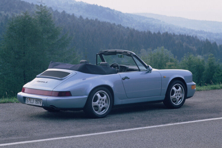 Ein Carrera-Cabrio von 1993. In diesem Jahr kam die neue Baureihe der 911er Coupés zu den Händlern. (Porsche)