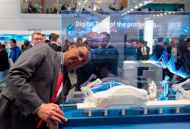 Bodo Ramelow, Ministerpräsident des Freistaats Thüringen, am Stand der Siemens AG, Halle 9, Stand D35 (Bild: Deutsche Messe)