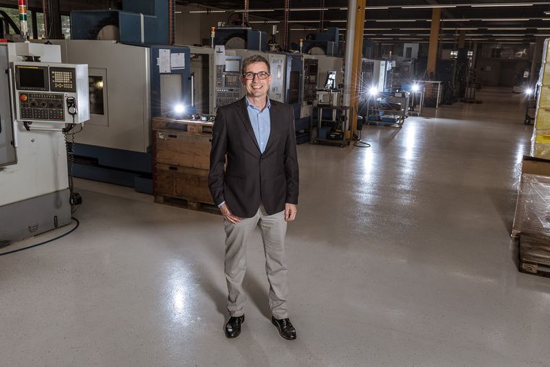 Der Herr der Maschinen: Pietro Pignatiello in seiner Produktionshalle vor diversen CNC-Maschinen. (GIA Informatik AG)