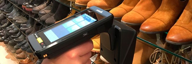 Sobald sich ein Kunde für einen Schuh interessiert, kann der Verkäufer per Lesen des RFID-Tags schnell das zugehörige Gegenstück beschaffen. Zudem lässt sich der versehentliche Verkauf nicht zusammengehörender Schuhe vermeiden. (Bild:  AIM-D)
