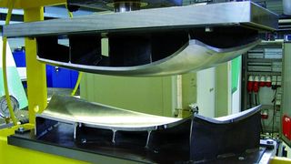 Aluminiumschaumsandwiches können mit relativ geringem Anlagenaufwand und einfachen Werkzeugen wirtschaftlich umgeformt werden und bieten gleich mehrere Vorteile im Vergleich beispielsweise zu glasfaserverstärkten Bauteilen. (Archiv: Vogel Business Media)