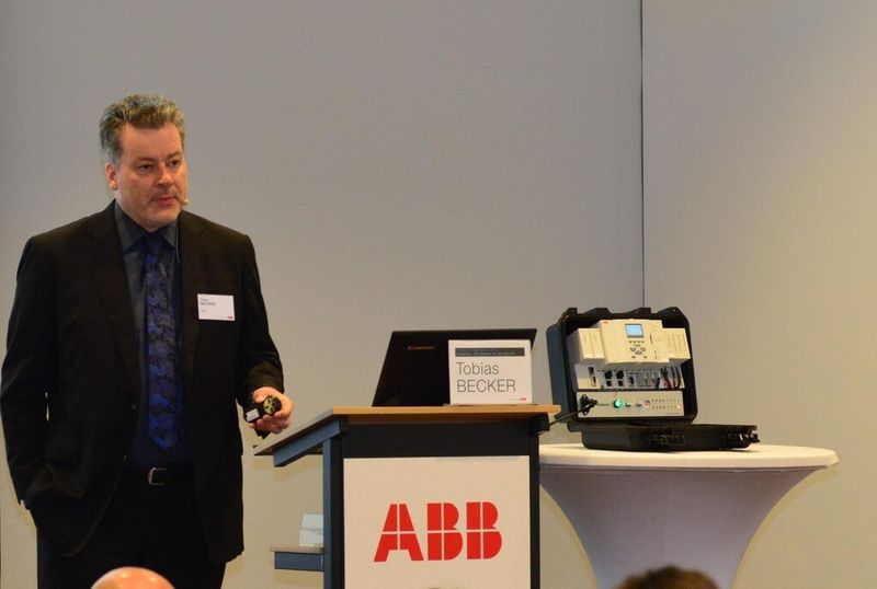 Tobias Becker präsentiert den Controller AC 900F. (Bild: ABB)