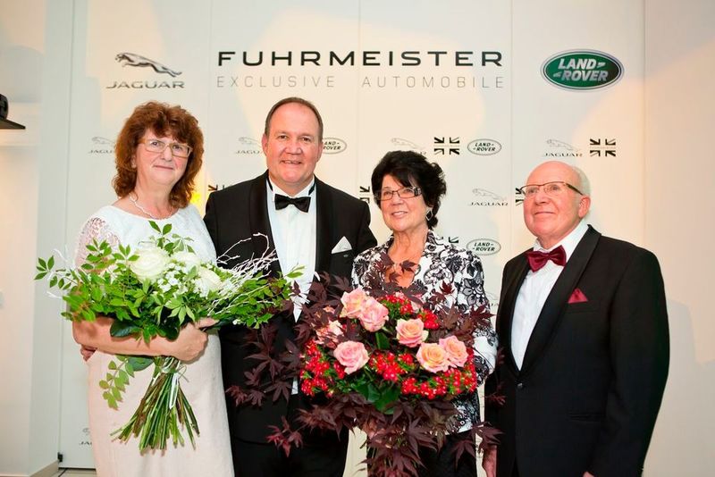 Bei der feierlichen Eröffnung des Neubaus Anfang Juni nahm die Familie Fuhrmeister die Glückwünsche ihrer Gäste entgegen: (v. li.) Ellen Kurz, Geschäftsführer Dirk Fuhrmeister, Gisela Fuhrmeister und Werner Fuhrmeister. Er hatte das Unternehmen vor 50 Jahren gegründet und feierte im Rahmen der Einweihung in seinen 80. Geburtstag hinein.  (Bild: Kämper/Fuhrmeister)