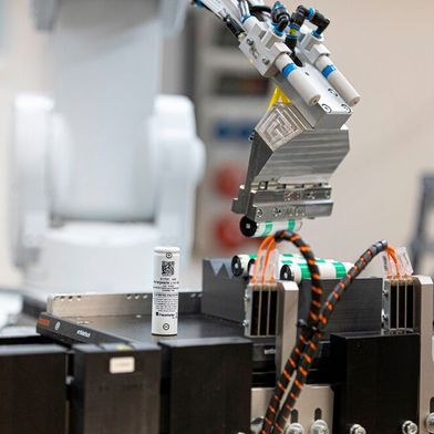Es ist erreicht! Forscher haben es geschafft, Lithium-Ionen-Batterien mit bisher problematischen Aluminium-Anoden eine hohe Energiedichte und eine nachhaltige, sichere, günstige und robuste Zellarchitektur zu geben. Lesen Sie hier, was sich damit für Vorteile ergeben ... (Bild: Fraunhofer IPA)