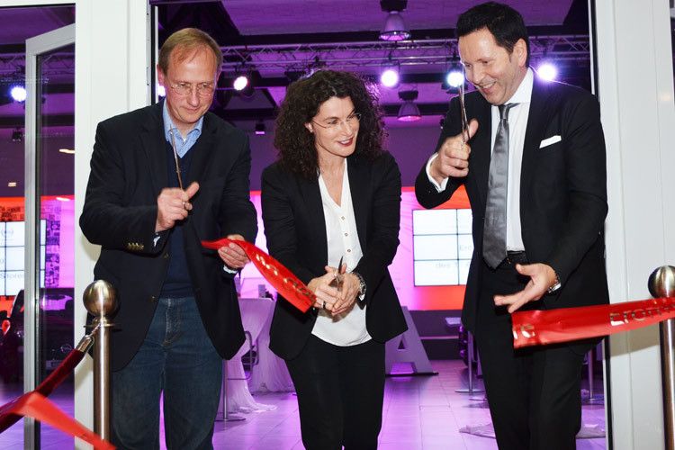 Arbeit am Band (von links): Klaus-Dieter Gröhler, stellvertretender Bezirksbürgermeister Charlottenburg-Wilmersdorf, Opel-Marketingchefin Tina Müller und Uwe Dinnebier, Geschäftsführer der gleichnamigen Autohaus-Gruppe. (Foto: Rehberg)