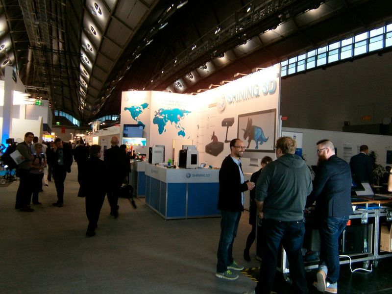 Impressionen von der formnext 2015 - powered by tct...bereits am ersten Tag bevölkerten ettliche Besucher die Halle 3.1 in Frankfurts Messeareal. (Bild: Königsreuther)