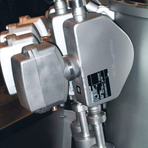 Durch den Feldgerätetyp Dosimass wird in der Abfüll-Linie der aktuelle Massefluss in Echtzeit erfasst und über Impulse an die SPS übermittelt.