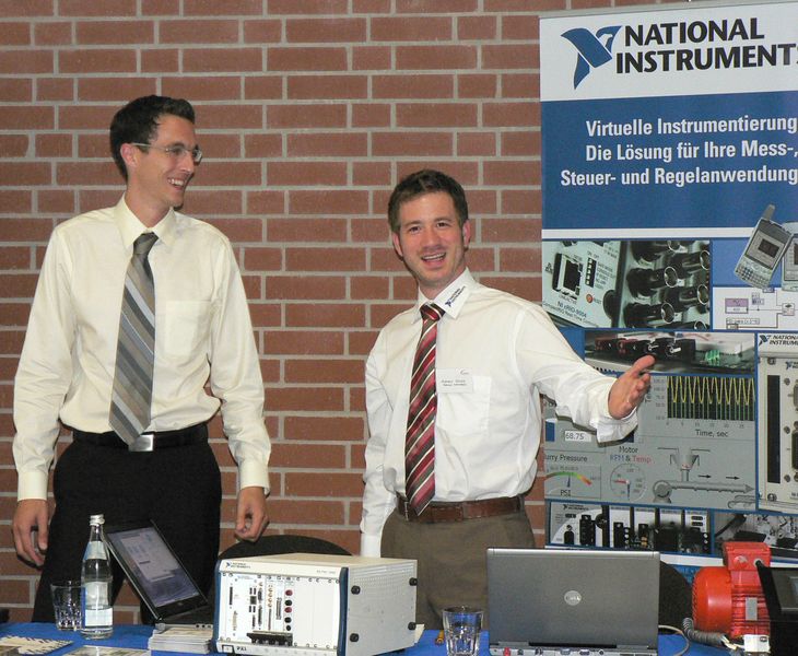 Sponsoren informieren die Besucher: Nikolai Rösch (li.) und Andreas Scholz, beide National Instruments, informierten über LabVIEW (Archiv: Vogel Business Media)