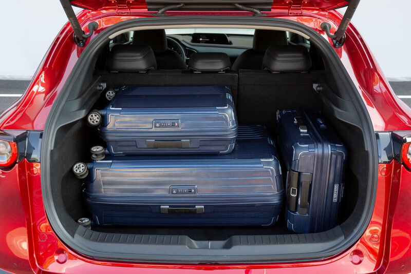 Der Kofferraum ist auch für Reisen mit mehr Gepäck ausreichend gut dimensioniert. (Mazda)