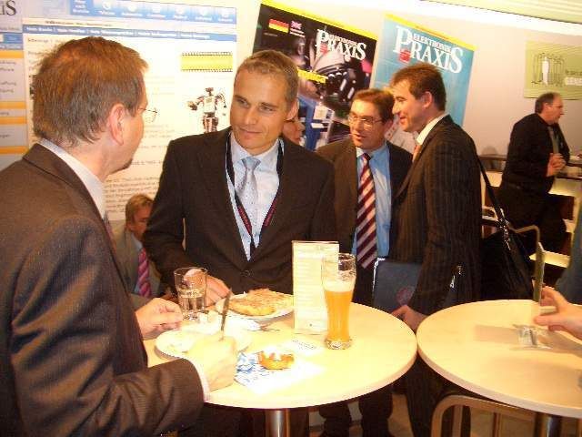 ELEKTRONIKPRAXIS lädt traditionell am zweiten Messetag zum zünftigen Weißwurstfrühstück mit Weißbier zum Laugenbrezel ein (Archiv: Vogel Business Media)