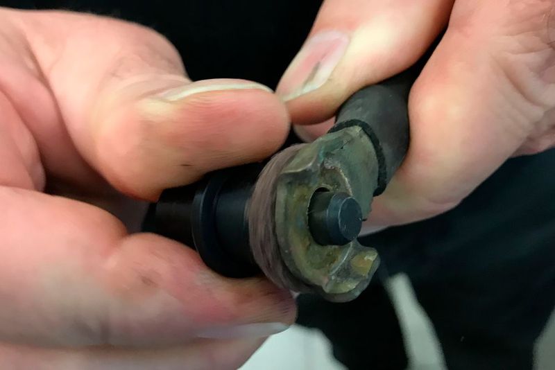 Der elastische Schleifkörper sitzt per Kletthaken fest auf dem Adapter, der sich mit einer Führung im Kabelschuh zentriert. (Bild: Holz / »kfz-betrieb«)