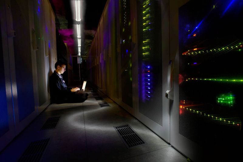 Pionen White Mountains ist das größte Rechenzentrum des schwdischen Internet Service Providers Bahnhof AB. Es wurde in einem ehemaligen Zivilschutzbunker eingerichtet und befindets ich unter rund 30 Metern Fels unterhalb des Parks „Vita bergen (Weiße Berge)“ im Stockholmer Innenstadtbezirk Södermalm. (www.bahnhof.net)