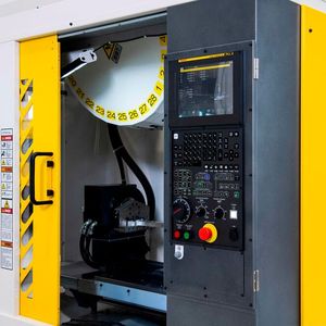 28 Werkzeugplätze und ein Verfahrweg von 500 mm in Y-Richtung erweitern die Möglichkeiten der «Robodrill».(Bild:  Fanuc)