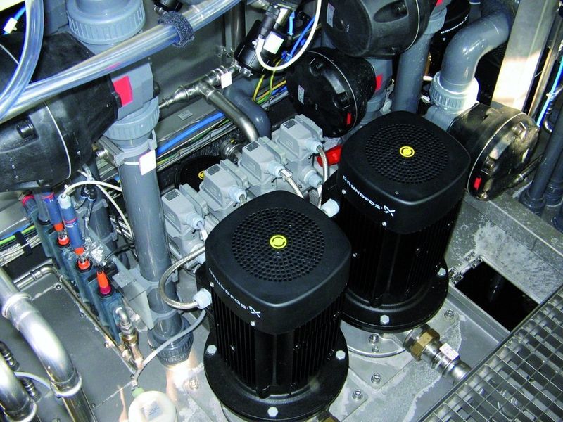 Bild 3: Für die Förderung der Medien werden Eintauchpumpen der Baureihe MTRI eingesetzt, bei der auch das Kopfstück aus Edelstahl gefertigt ist. Bilder: Grundfos (1,3), Extrude Hone VMB (2) (Archiv: Vogel Business Media)