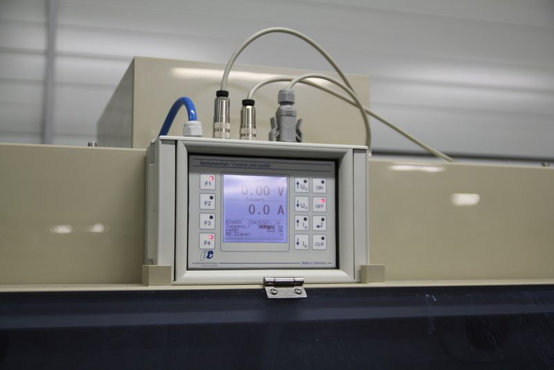 Über jeder Galvanikzelle befindet sich ein Gleichrichter. (Bild: Itasse)