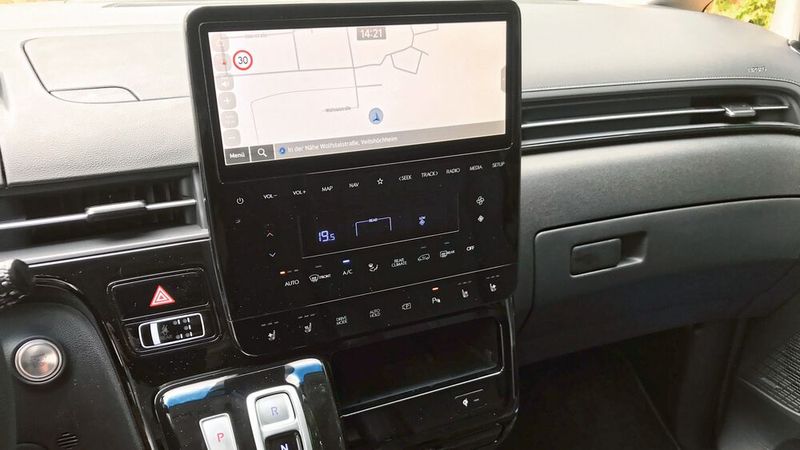 Das auf die Bedürfnisse des Fahrers ausgerichtete Cockpit verfügt über ein 10,25-Zoll-Display und über einen ebenso großen Touchscreen für das Navigationssystem. Tasten, die per Shift-by-Wire funktionieren, ersetzen den Wählhebel. (Bild: Wolfgang Michel – VCG)