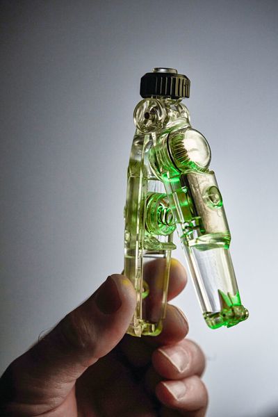 Sie entwickelten den sogenannten Hookpod – ein kleines, wiederverwendbares Gerät, das Köderhaken einkapselt, bis diese in eine für Seevögel unerreichbare Tiefe gesunken sind. Die Brüder haben drei KMUs gegründet, um dieses Gerät und weitere Erfindungen zu vermarkten, die den Beifang in der globalen Fischerei reduzieren. (EPA)