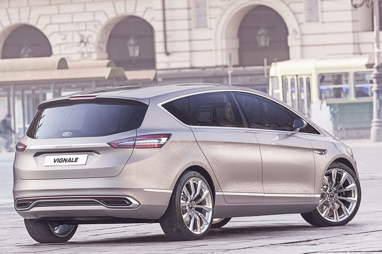 Der sportlich-schnittige Van steht auf verchromten 21-Zoll-Felgen. Die eigens kreierte Farbe Milano grigio soll an eine Perlenkette erinnern. (Foto: Ford)
