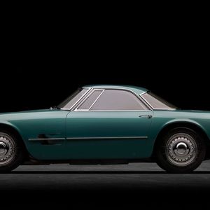 Der 5000 GT bzw. 5000 GTI wurde von Maseratis Wettbewerbsfahrzeugen abgeleitet. Von 1959 bis 1964 entstanden lediglich 32 oder 34 Autos. Acht italienische Karosseriehersteller gestalteten verschiedene Aufbauten. Am weitesten verbreitet ist eine Coupé-Karosserie von Allemano, die 22 mal gebaut wurde, gilt als das inoffizielle Serienmodell. Einige andere Aufbauten sind Einzelstücke. Der Maserati 5000 GT gehörte zu den teuersten und exklusivsten Sportwagen seiner Zeit. Er konkurrierte mit dem Ferrari 400 Superamerica. (Bild:  Maserati)
